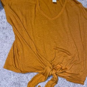 H&M yellow tie tee-shirt.